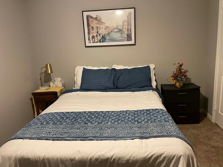 inside room w/ bed - 611 Buckingham Ln