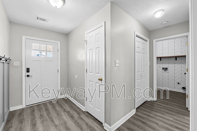 Building Photo - 122 Oakwood Dr