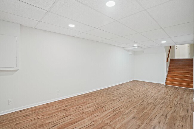 Building Photo - 6607 Lone Oak Dr