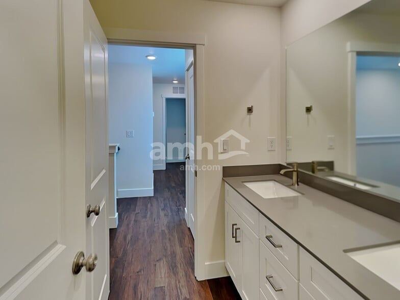 Building Photo - 662 S Rocker Ave