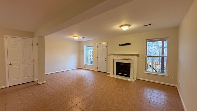 Building Photo - Three Bedroom Townhouse in River Oaks