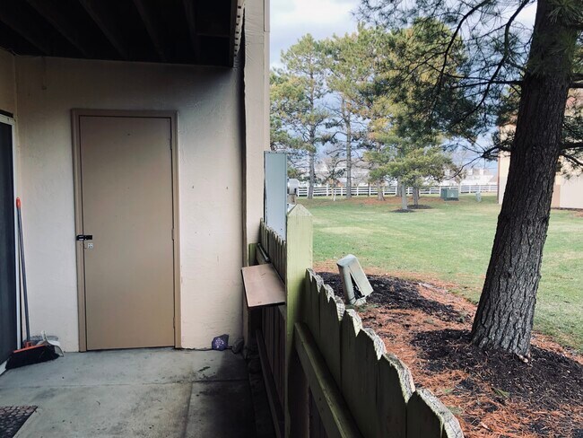 Building Photo - 2283 Hedgerow Road