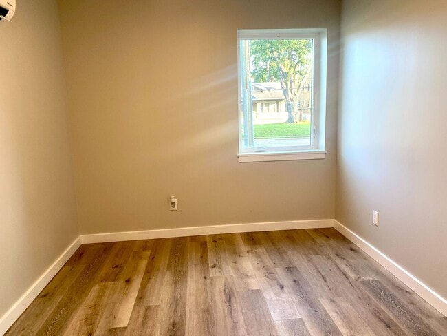 Building Photo - Ravines Apartments - Modern 1-Bedroom  Apa...