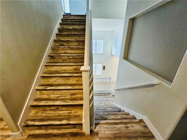 Building Photo - 777 Valley Rise Dr