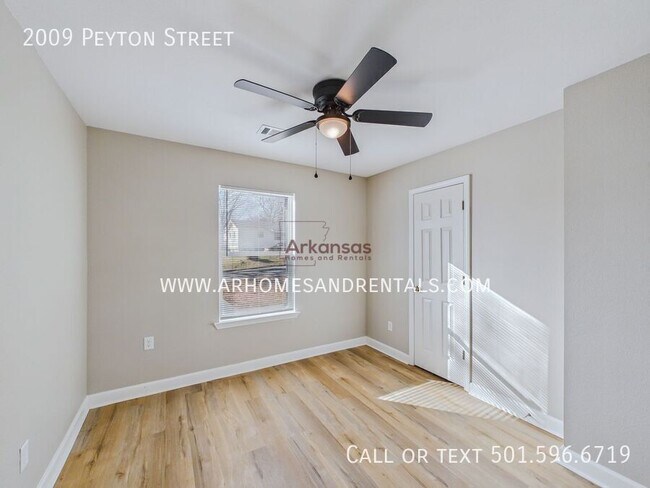 Building Photo - 2009 Peyton St