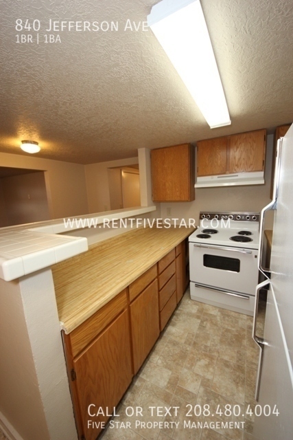 Building Photo - Spacious 1 Bedroom Apartment With Off-Stre...