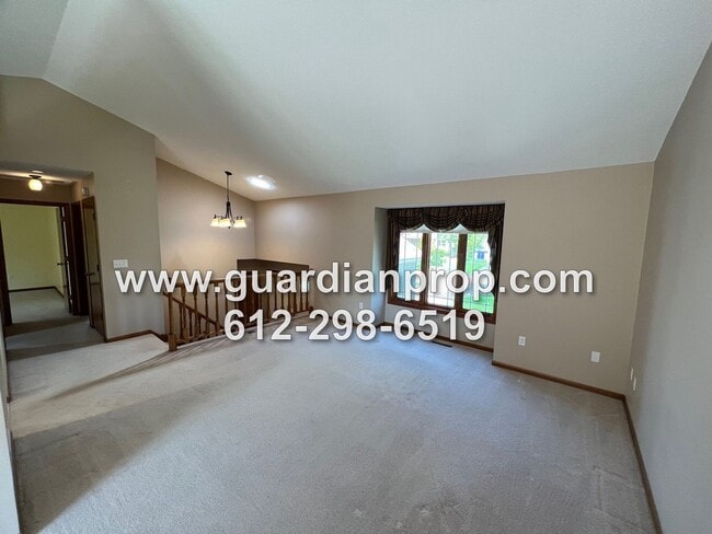 Building Photo - Woodbury House Available Now, Meticulously Maintained, Lower Family Room, Back Deck, Pool Access