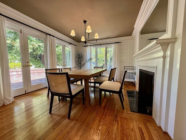 Building Photo - Stunning, Furnished 4 Bed 3.5 Bath + Offic...