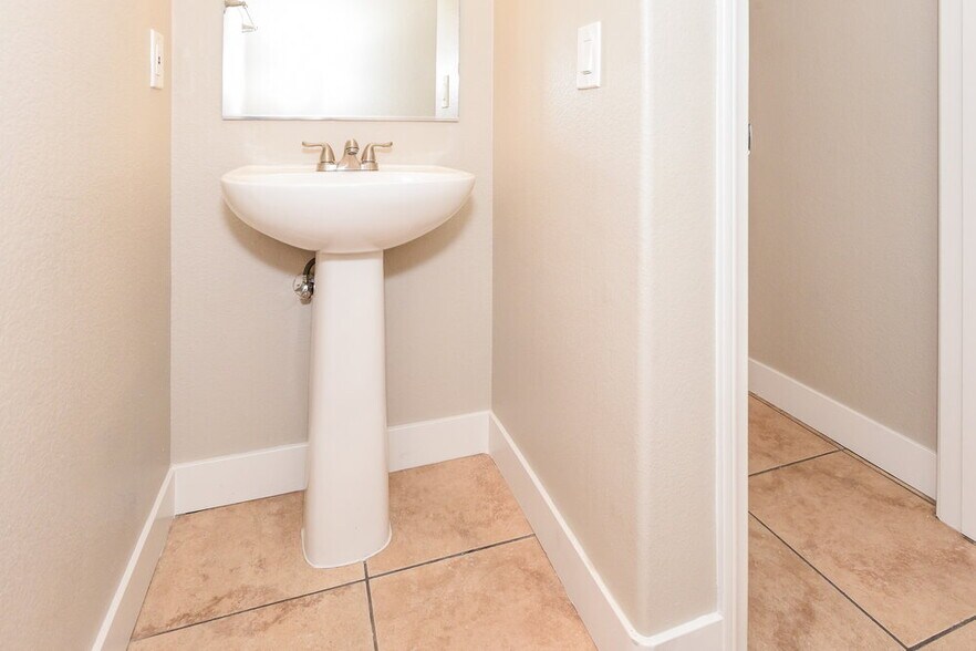 Building Photo - 8911 Deep Ridge Ct