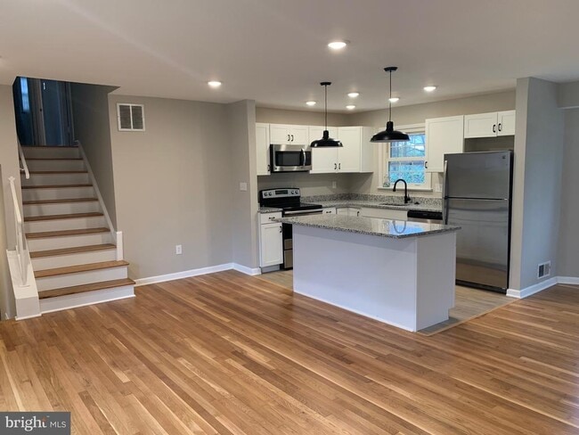 Building Photo - 6810 Fern Ln