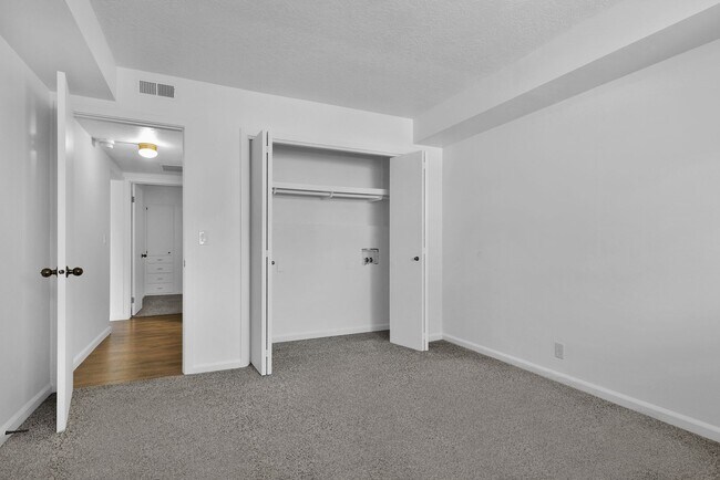 Building Photo - Wonderful newely updated downtown condo