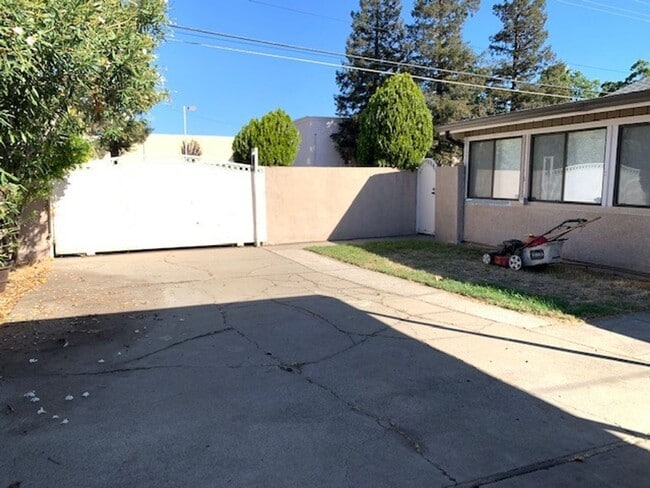 Building Photo - Cozy Three Bedroom, Two Bathroom Home with 2-Car Garage in S. Natomas