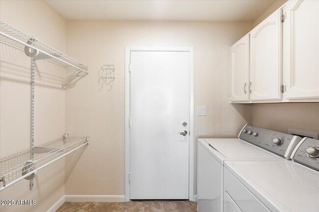 Building Photo - 8894 E Sheena Dr