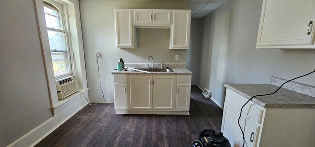 Building Photo - 258 W Third St