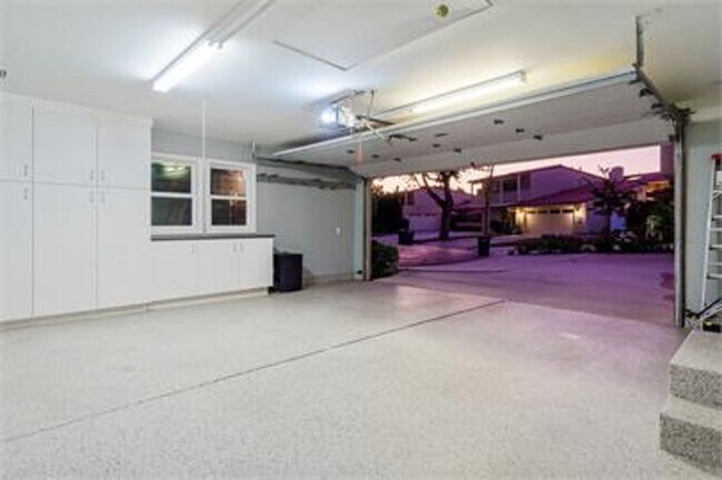 Building Photo - Large 5 bed Masterpiece Home with Back Bay...
