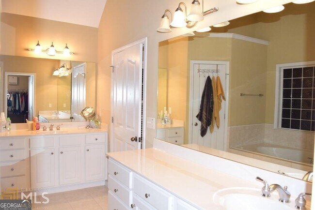 Building Photo - 45 Greenview Dr