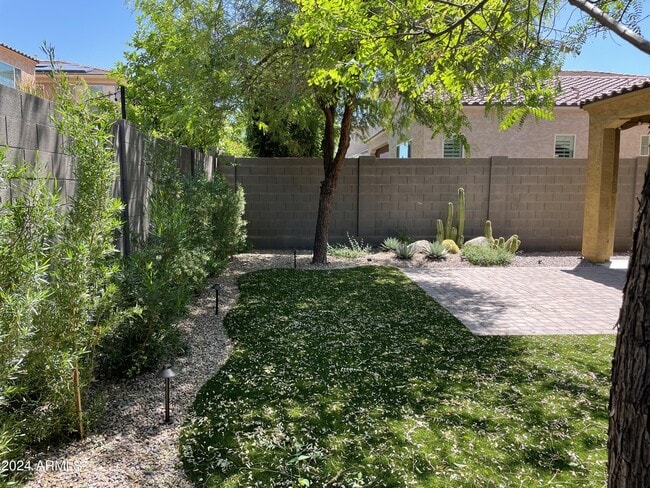 Building Photo - 4624 E Vista Bonita Dr