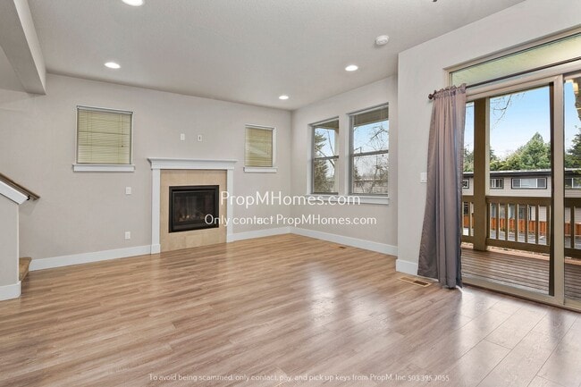 Building Photo - Terrific Milwaukie Three Bedroom Townhome - Close to Providence!