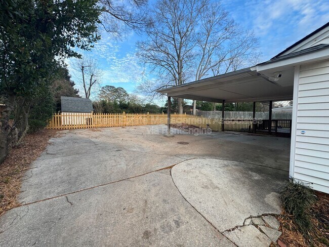 Building Photo - 1122 Maple Dr