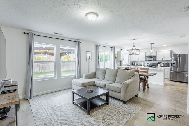 Building Photo - 3 Bed 2.5 Bath Home