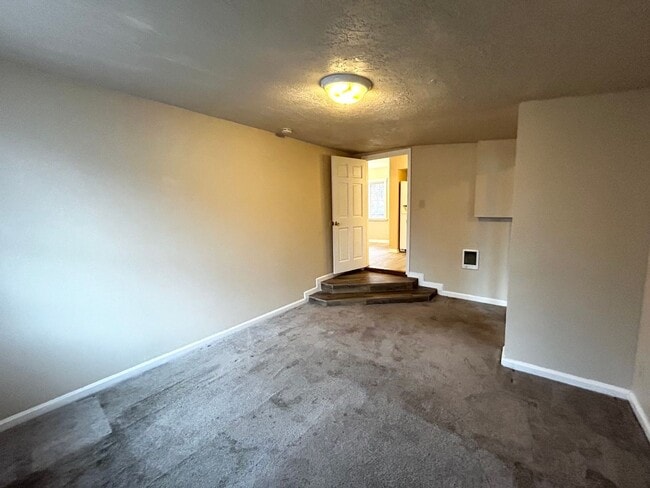 Building Photo - 3 Bedroom SE Portland Home!
