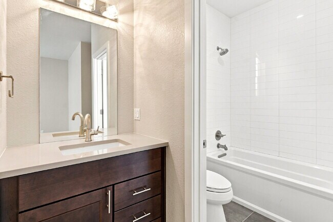 Building Photo - $3,740.95 - 4 bed, 3.5 bath Updated Townhome in Englewood!