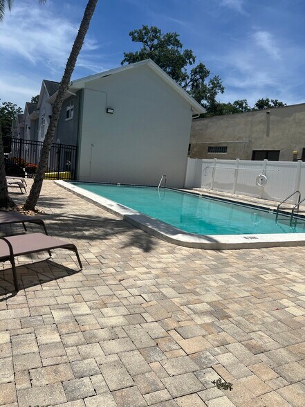 Building Photo - 5653 Townhouse Dr