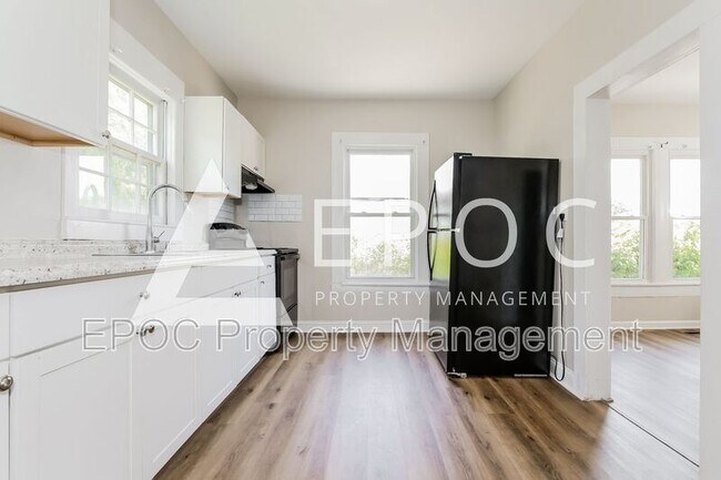 Building Photo - 528 Shepherd St