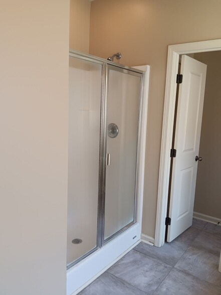 Master bathroom (2) - 1007 Meriweather Dr
