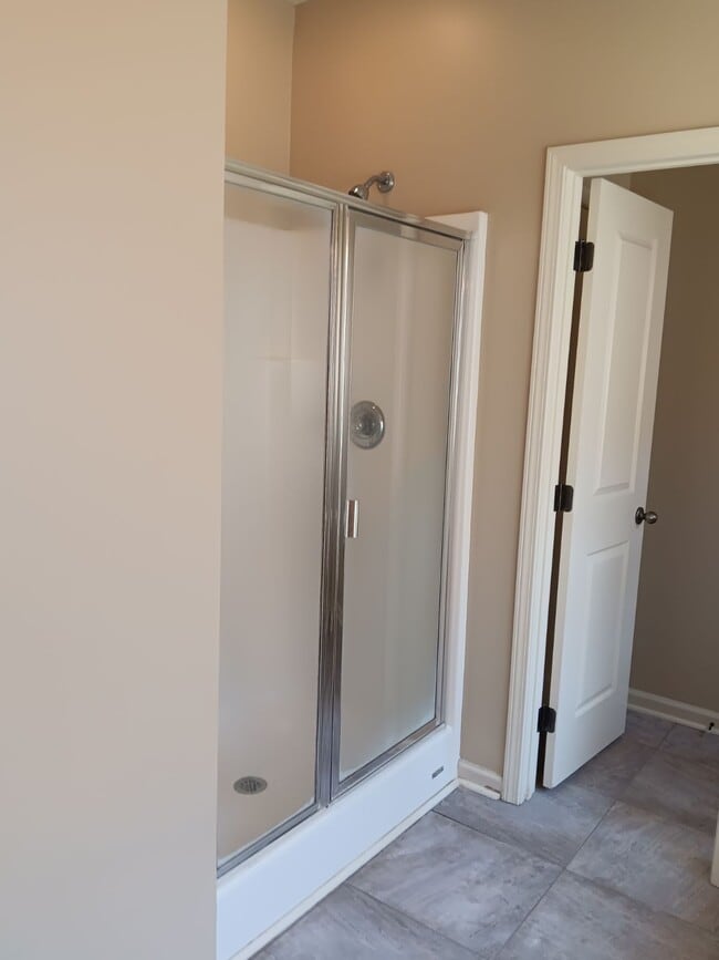 Master bathroom (2) - 1007 Meriweather Dr
