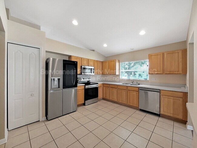 Building Photo - 7603 Crescent Palm Dr