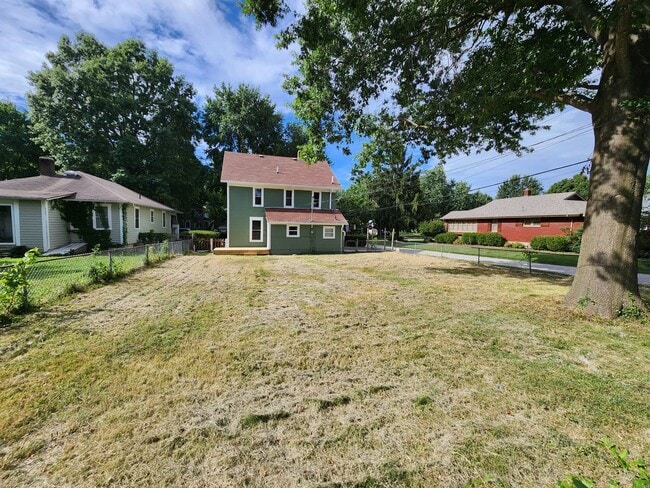 Building Photo - Spacious 5-Bedroom, 2-Bathroom Home AVAILA...