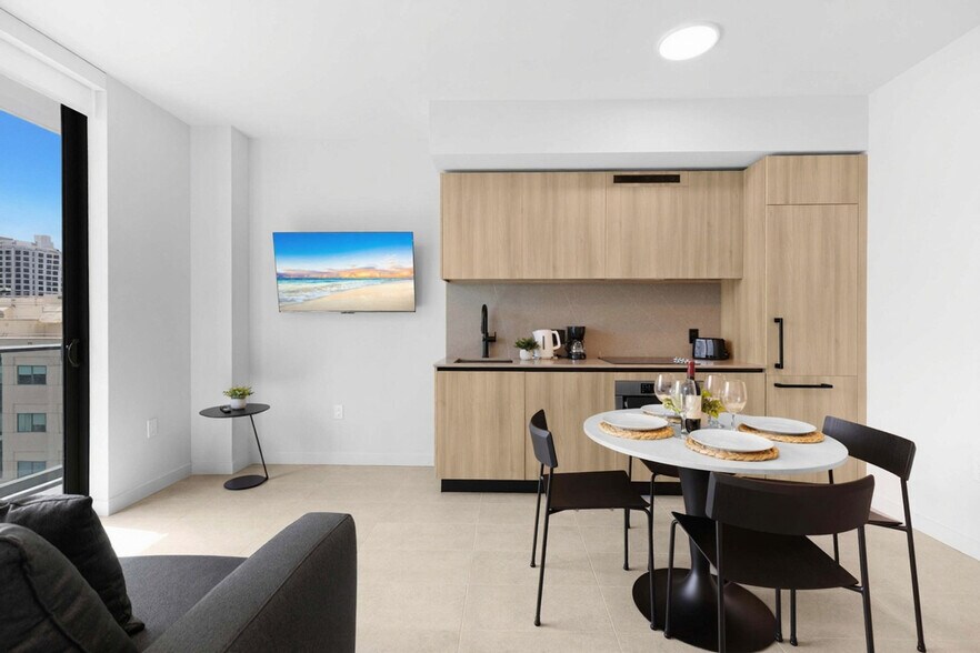 Building Photo - 501 NE 1st Ave