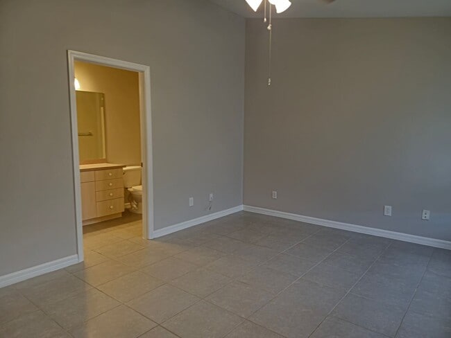 Building Photo - Cute 2 bedroom with a den 2 bathrooms and ...