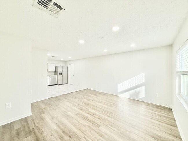 Building Photo - 11705 North Dr