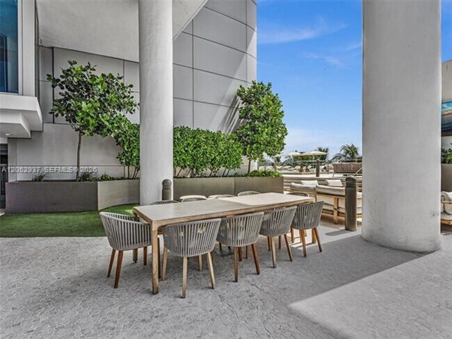 Building Photo - 17001 Collins Ave