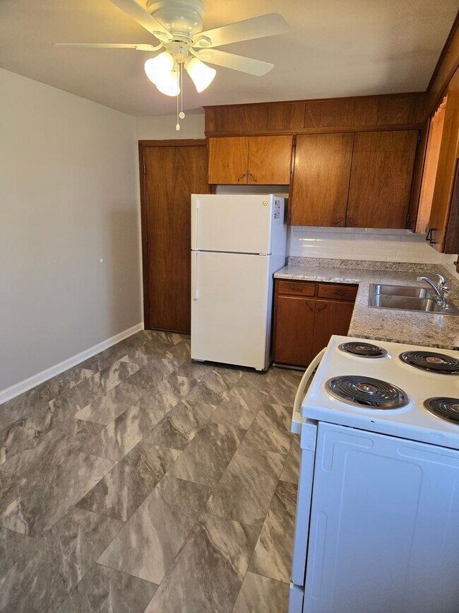 Building Photo - 3-4 bedroom ranch with attached garage, fe...