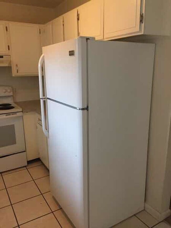 Building Photo - 1105-1107 Baker St Duplex