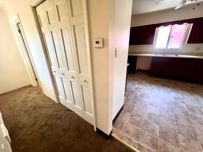 Building Photo - Recently Renovated - 3 bedroom 2 bathroom ...