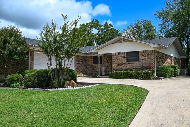Building Photo - Beautiful 3 bedroom 2 bath Runaway Bay,  TX