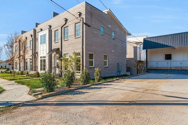 Building Photo - 310 Cedar St