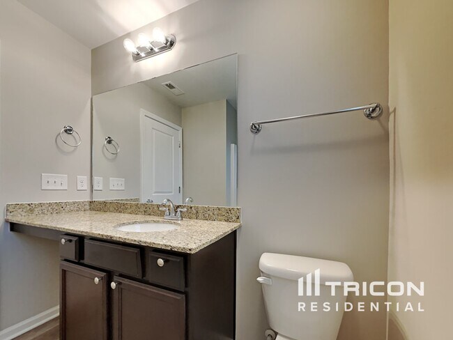 Building Photo - 451 Finch Ln