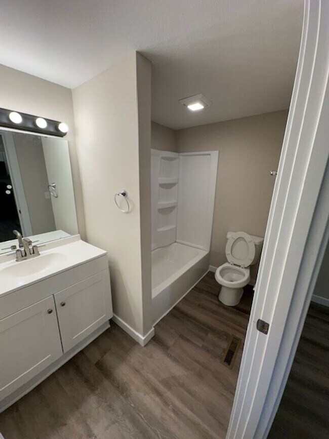 Building Photo - 5 Bed 3 Bath Springfield, MO