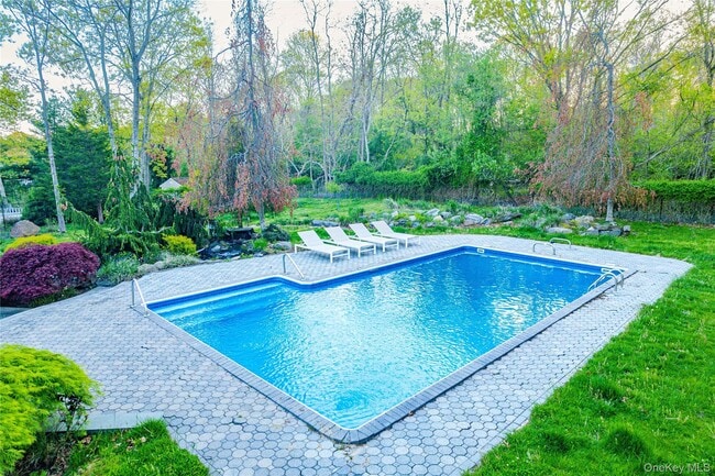 Building Photo - 212 Fairway Dr