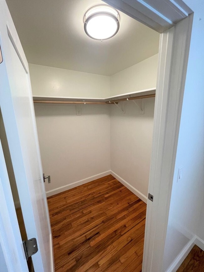 Building Photo - Remodeled Midtown Apartment w/Air Conditio...