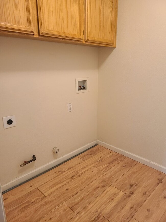 Building Photo - Willow Springs 4 Bdrm, 3 Bath