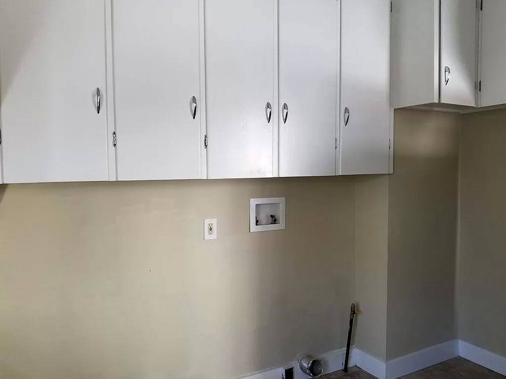laundry hookups in kitchen - 395 Maple St