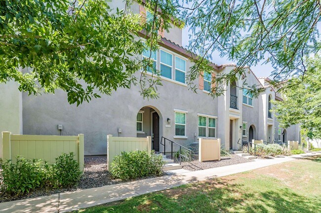 Building Photo - Great 3 Bedroom Townhome - NEW Carpet!