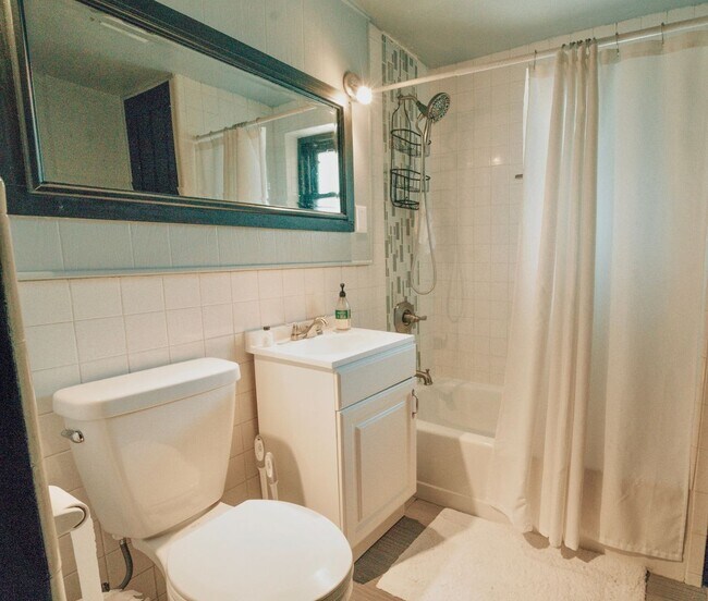 Building Photo - Modern 4BR Lakewood Home on Nearly Half an...