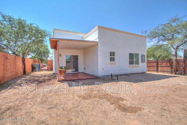 Building Photo - 310 W 27th St